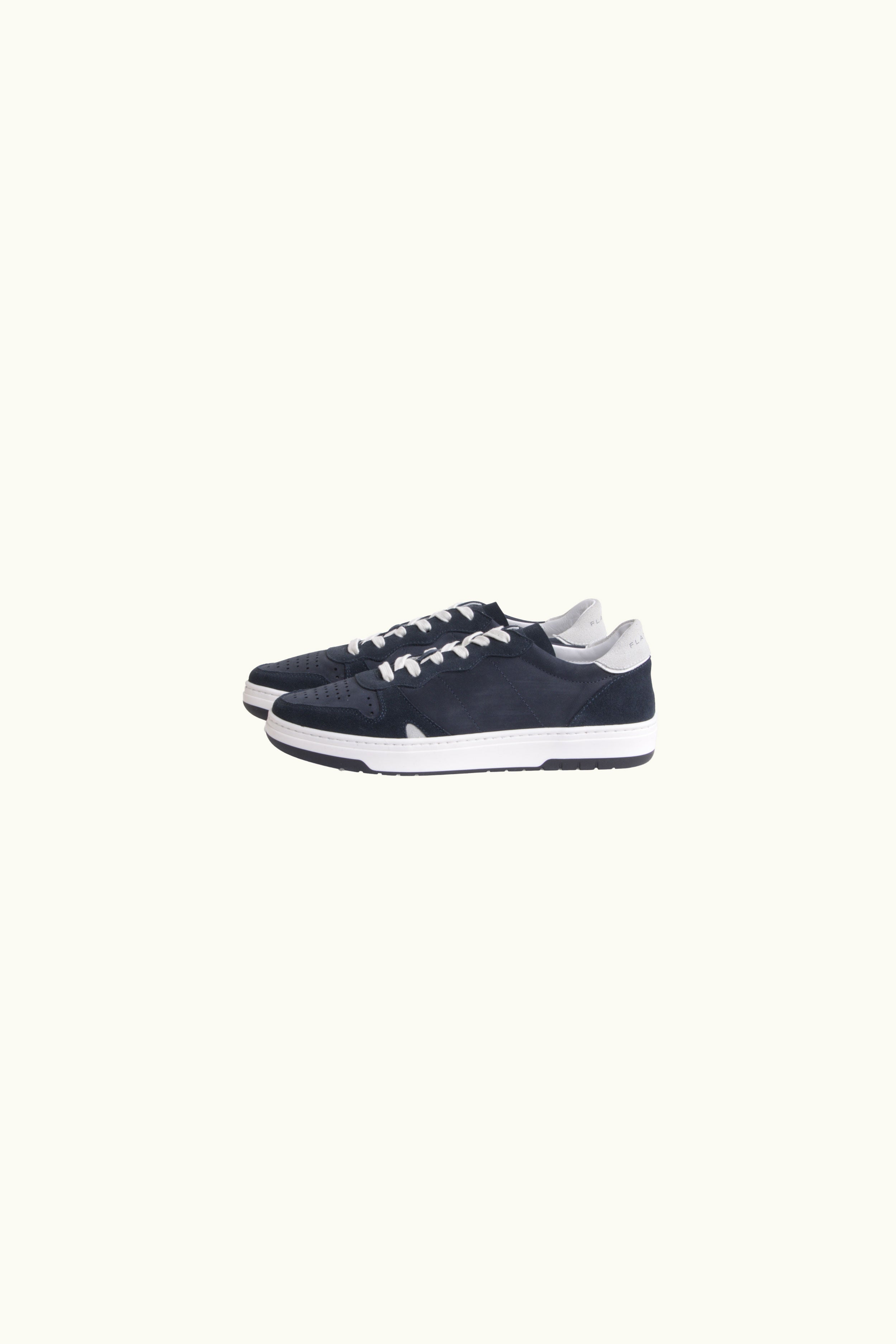 Klein Sneaker