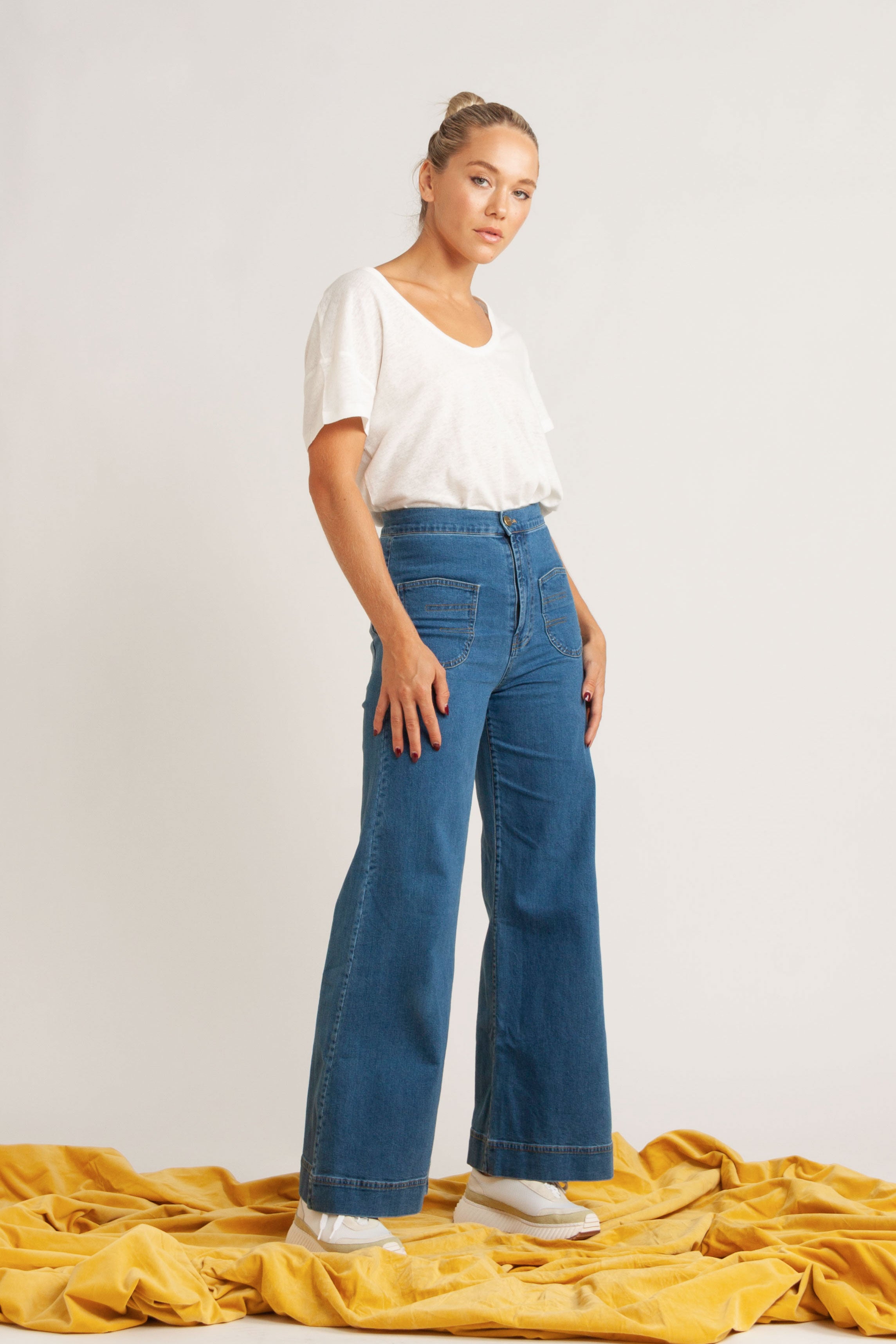 Ensemble - Sawyer V Neck T-Shirt, Raven Jean & Tully Sneaker